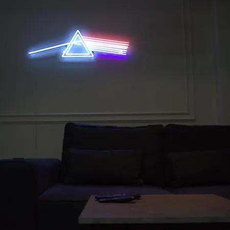 The Prism - Modern In Center Apartman